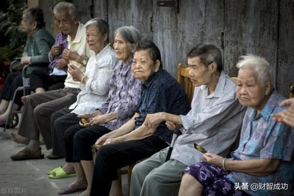 两个老人做什么生意好赚钱（适合老年人的创业项目）