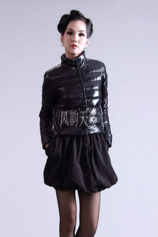 黑色羽绒服配什么裙子 黑色羽绒服配什么裙子图片