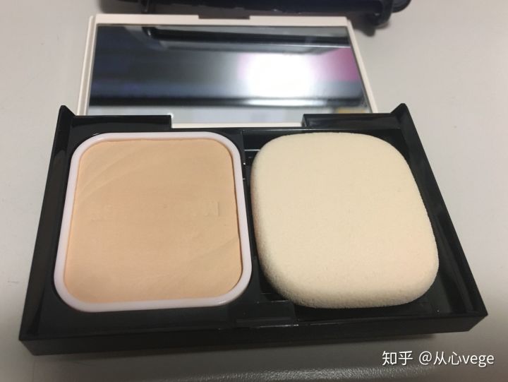 擦了粉底液还用粉饼吗 擦完粉底液还用擦粉饼吗