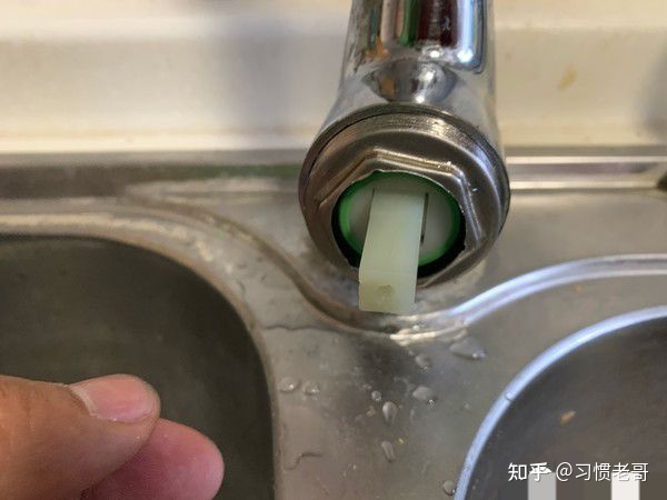 换水龙头拧断了怎么办 换水龙头拧断了怎么办视频