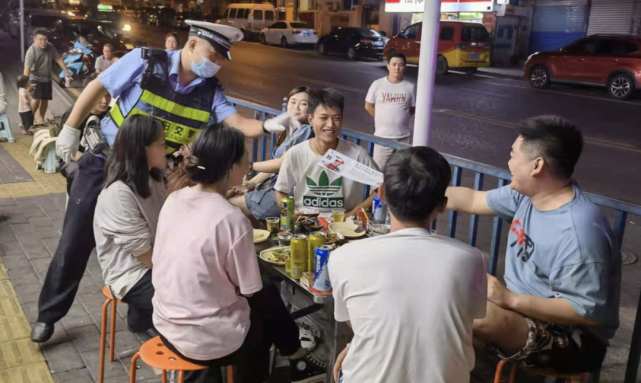 镇赉交警喝酒查酒驾 遇到交警查酒驾当场喝酒